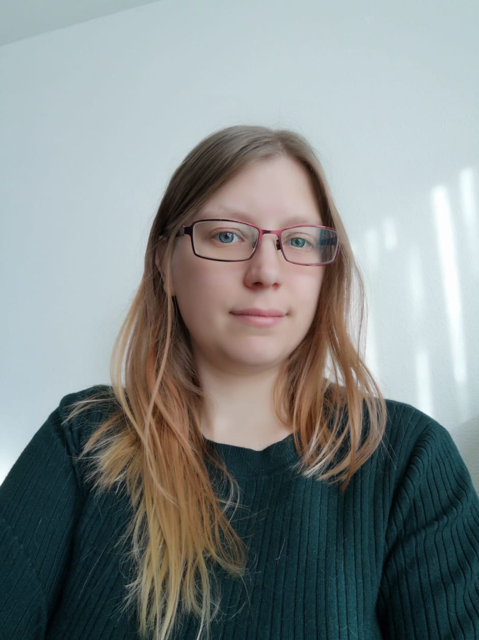 Jord Muffels werkt met een medestudent aan een ander lettertype voor tentamenvragen.